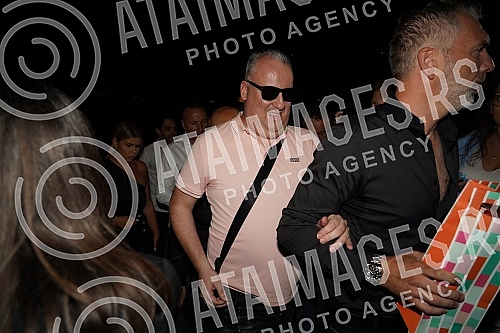 Singer Petar Mitic celebrated the birth of his sons at Dash restaurant.Pevac Petar Mitic proslavio je rodjenje sinova u restoranu Dash.