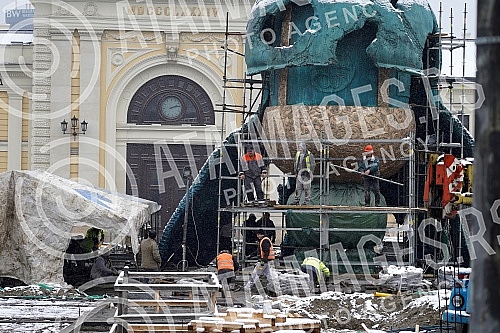 Reconstruction of Sava Square is underway, on which a monument to Stefan Nemanja has been placed, which will be officially unveiled on January 27.U toku je rekonstrukcija Savskog trga, na koje je postavljen spomenik Stefanu Nemanji koji ce zvanicn
