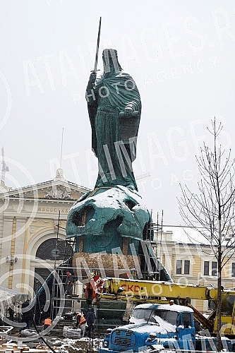Reconstruction of Sava Square is underway, on which a monument to Stefan Nemanja has been placed, which will be officially unveiled on January 27.U toku je rekonstrukcija Savskog trga, na koje je postavljen spomenik Stefanu Nemanji koji ce zvanicn