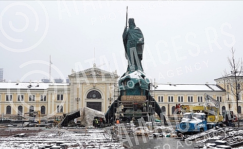 Reconstruction of Sava Square is underway, on which a monument to Stefan Nemanja has been placed, which will be officially unveiled on January 27.U toku je rekonstrukcija Savskog trga, na koje je postavljen spomenik Stefanu Nemanji koji ce zvanicn