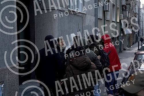 Activists Aida Corovic and Jelena Jacimovic Jachim threw eggs at a mural by Ratko Mladic, painted on the corner of Njegoseva and Aleksa Nenadovic.Aktivistkinje Aida Corovic i Jelena Jacimovic Jachim gadjale su jajima mural Ratka Mladica, koji je os