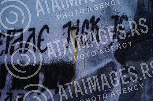 Activists Aida Corovic and Jelena Jacimovic Jachim threw eggs at a mural by Ratko Mladic, painted on the corner of Njegoseva and Aleksa Nenadovic.Aktivistkinje Aida Corovic i Jelena Jacimovic Jachim gadjale su jajima mural Ratka Mladica, koji je os