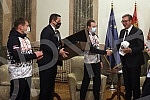 The President of the Republic of Serbia, Aleksandar Vucic, met with the winner of the bronze medal at the World Boxing Championship, Vladimir Mironcikov, and the delegation of the Boxing Association of Serbia. Predsednik Republike Srbije Aleksandar