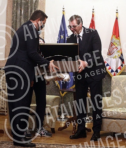 The President of the Republic of Serbia, Aleksandar Vucic, met with the winner of the bronze medal at the World Boxing Championship, Vladimir Mironcikov, and the delegation of the Boxing Association of Serbia. Predsednik Republike Srbije Aleksandar