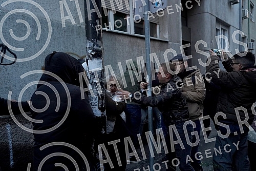 Activists Aida Corovic and Jelena Jacimovic Jachim threw eggs at a mural by Ratko Mladic, painted on the corner of Njegoseva and Aleksa Nenadovic.Aktivistkinje Aida Corovic i Jelena Jacimovic Jachim gadjale su jajima mural Ratka Mladica, koji je os