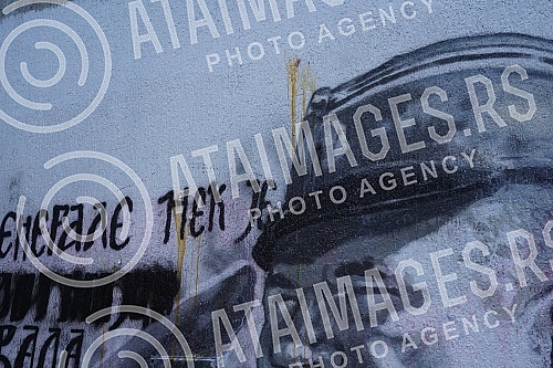 Activists Aida Corovic and Jelena Jacimovic Jachim threw eggs at a mural by Ratko Mladic, painted on the corner of Njegoseva and Aleksa Nenadovic.Aktivistkinje Aida Corovic i Jelena Jacimovic Jachim gadjale su jajima mural Ratka Mladica, koji je os