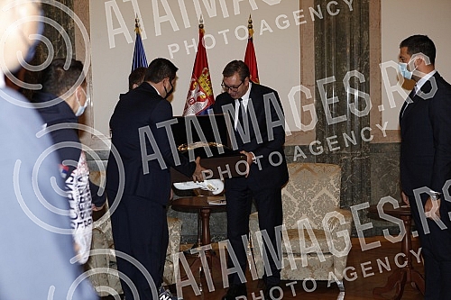 The President of the Republic of Serbia, Aleksandar Vucic, met with the winner of the bronze medal at the World Boxing Championship, Vladimir Mironcikov, and the delegation of the Boxing Association of Serbia. Predsednik Republike Srbije Aleksandar