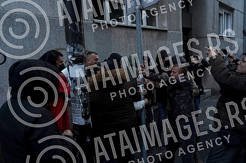 Activists Aida Corovic and Jelena Jacimovic Jachim threw eggs at a mural by Ratko Mladic, painted on the corner of Njegoseva and Aleksa Nenadovic.Aktivistkinje Aida Corovic i Jelena Jacimovic Jachim gadjale su jajima mural Ratka Mladica, koji je os
