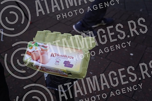 Activists Aida Corovic and Jelena Jacimovic Jachim threw eggs at a mural by Ratko Mladic, painted on the corner of Njegoseva and Aleksa Nenadovic.Aktivistkinje Aida Corovic i Jelena Jacimovic Jachim gadjale su jajima mural Ratka Mladica, koji je os