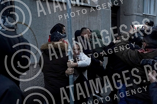 Activists Aida Corovic and Jelena Jacimovic Jachim threw eggs at a mural by Ratko Mladic, painted on the corner of Njegoseva and Aleksa Nenadovic.Aktivistkinje Aida Corovic i Jelena Jacimovic Jachim gadjale su jajima mural Ratka Mladica, koji je os