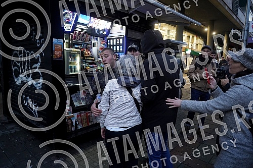 Activists Aida Corovic and Jelena Jacimovic Jachim threw eggs at a mural by Ratko Mladic, painted on the corner of Njegoseva and Aleksa Nenadovic.Aktivistkinje Aida Corovic i Jelena Jacimovic Jachim gadjale su jajima mural Ratka Mladica, koji je os