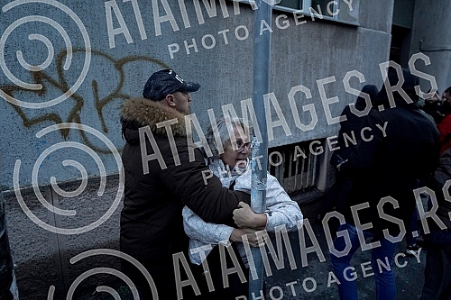 Activists Aida Corovic and Jelena Jacimovic Jachim threw eggs at a mural by Ratko Mladic, painted on the corner of Njegoseva and Aleksa Nenadovic.Aktivistkinje Aida Corovic i Jelena Jacimovic Jachim gadjale su jajima mural Ratka Mladica, koji je os