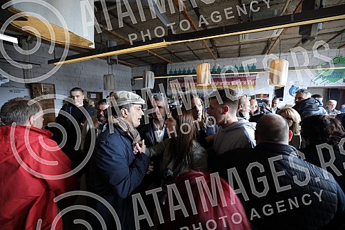 At the convention of the United for the Victory of Serbia coalition in Dorcol Platz, there was an incident that calmed Dragan Djilas.Na konvenciji kolalicije Ujedinjeni za pobedu Srbije u Dorcol platzu doslo je do incicenta koji je smirio Dragan Dj