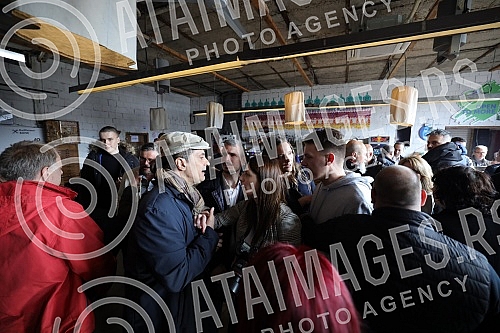 At the convention of the United for the Victory of Serbia coalition in Dorcol Platz, there was an incident that calmed Dragan Djilas.Na konvenciji kolalicije Ujedinjeni za pobedu Srbije u Dorcol platzu doslo je do incicenta koji je smirio Dragan Dj