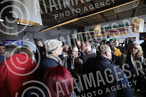 At the convention of the United for the Victory of Serbia coalition in Dorcol Platz, there was an incident that calmed Dragan Djilas.Na konvenciji kolalicije Ujedinjeni za pobedu Srbije u Dorcol platzu doslo je do incicenta koji je smirio Dragan Dj