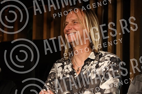 The press conference of the Osvajaci band from Kragujevac was held at the Lisbon club in the mts Dvorana.Konferencija za novinare kragujevackog benda Osvajaci odrzana je u klubu Lisabon u mts Dvorani.