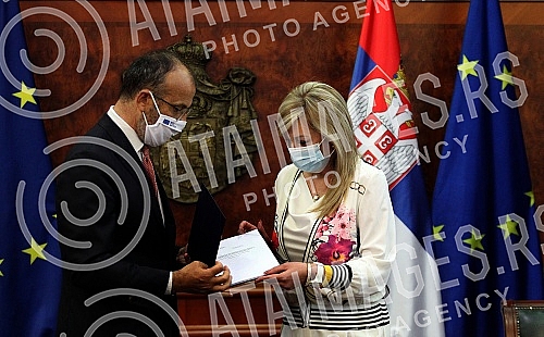  Minister for European integration Jadranka Joksimovic met with the head of the delegation of the European Union in Belgrade, Sem Fabrizi, and on that occasion Fabrizi presented her with the European commission's progress report on Serbia and the Eco