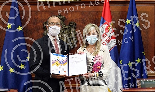  Minister for European integration Jadranka Joksimovic met with the head of the delegation of the European Union in Belgrade, Sem Fabrizi, and on that occasion Fabrizi presented her with the European commission's progress report on Serbia and the Eco