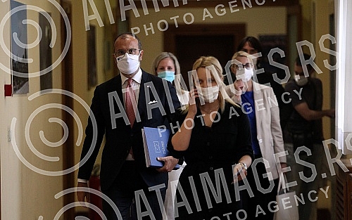  Minister for European integration Jadranka Joksimovic met with the head of the delegation of the European Union in Belgrade, Sem Fabrizi, and on that occasion Fabrizi presented her with the European commission's progress report on Serbia and the Eco