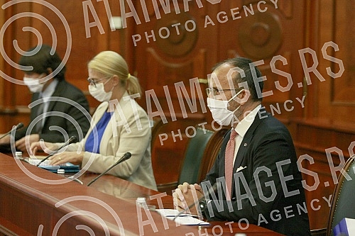  Minister for European integration Jadranka Joksimovic met with the head of the delegation of the European Union in Belgrade, Sem Fabrizi, and on that occasion Fabrizi presented her with the European commission's progress report on Serbia and the Eco