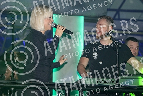 Performance of Sladja Allegro (Sladjana Dragas) held on raft Kartel.Nastup Sladje Allegro na splavu Kartel.