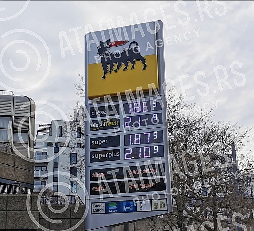 In Austria, the price of fuel at gas stations has reached new record levels that will go down in historical annals. U Austriji cena goriva na benzinskim pumpama dostigla je nove rekordne vrednosti koje ce uci u istorijske anale.