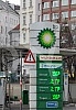 In Austria, the price of fuel at gas stations has reached new record levels that will go down in historical annals. U Austriji cena goriva na benzinskim pumpama dostigla je nove rekordne vrednosti koje ce uci u istorijske anale.