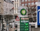 In Austria, the price of fuel at gas stations has reached new record levels that will go down in historical annals. U Austriji cena goriva na benzinskim pumpama dostigla je nove rekordne vrednosti koje ce uci u istorijske anale.