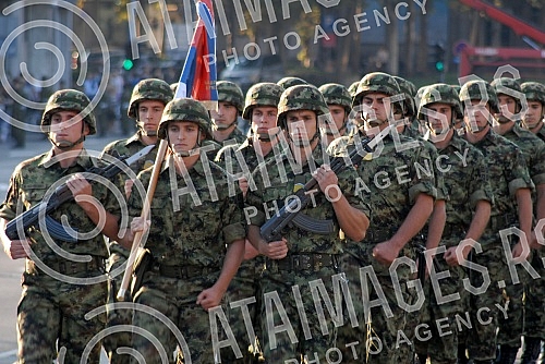 Promocija kadeta i kadetkinja 136. klase Vojne akademije i 1. klase Medicinskog fakulteta VMA, ispred Narodne skupstine Republike Srbije.