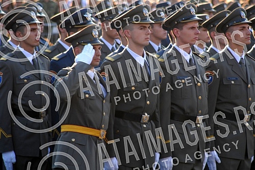 Promocija kadeta i kadetkinja 136. klase Vojne akademije i 1. klase Medicinskog fakulteta VMA, ispred Narodne skupstine Republike Srbije.
