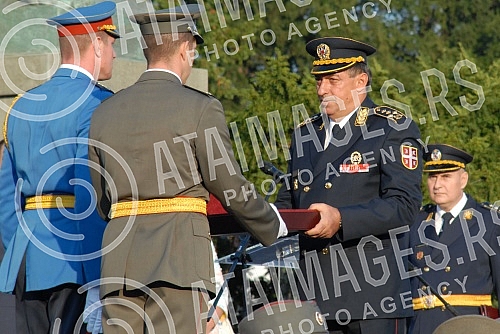 Promocija kadeta i kadetkinja 136. klase Vojne akademije i 1. klase Medicinskog fakulteta VMA, ispred Narodne skupstine Republike Srbije.