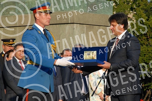 Promocija kadeta i kadetkinja 136. klase Vojne akademije i 1. klase Medicinskog fakulteta VMA, ispred Narodne skupstine Republike Srbije.
