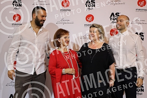 The production of AS Studioton presented the album Uvek ista interpreted by Jasna Kocijasevic.Produkcija AS Studioton predstavila je album Uvek ista u interpretaciji Jasna Kocijasevic.