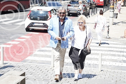 The ceremonial presentation of the 51st Golden Beocug Award and the Charter was held on the Grand Stage of the National Theater.Svecano urucenje 51. nagrade Zlatni Beocug i Povelje odrzano je  na Velikoj sceni Narodnog pozorista.