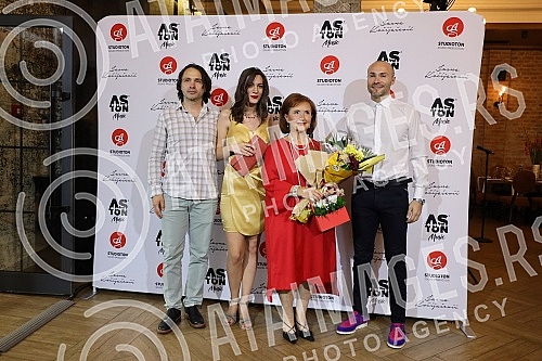 The production of AS Studioton presented the album Uvek ista interpreted by Jasna Kocijasevic.Produkcija AS Studioton predstavila je album Uvek ista u interpretaciji Jasna Kocijasevic.