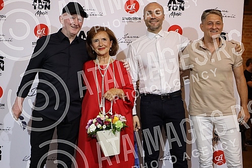 The production of AS Studioton presented the album Uvek ista interpreted by Jasna Kocijasevic.Produkcija AS Studioton predstavila je album Uvek ista u interpretaciji Jasna Kocijasevic.