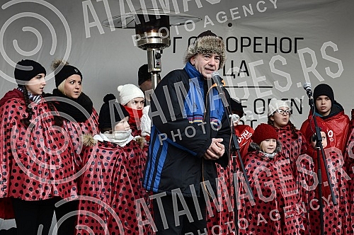 On the Republic Square held a traditional event Bakers' Union of Serbia and crushing Christmas cesnica (Serbian traditional cake)Na Trgu Republike odrzana tradicionalna manifestacija Unije pekara Srbije i lomljenje Bozicne cesnica (Srpska tradiciona