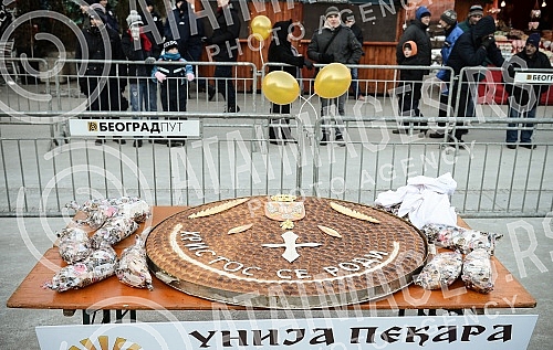 On the Republic Square held a traditional event Bakers' Union of Serbia and crushing Christmas cesnica (Serbian traditional cake)Na Trgu Republike odrzana tradicionalna manifestacija Unije pekara Srbije i lomljenje Bozicne cesnica (Srpska tradiciona