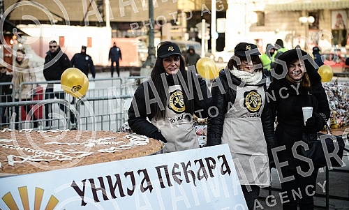 On the Republic Square held a traditional event Bakers' Union of Serbia and crushing Christmas cesnica (Serbian traditional cake)Na Trgu Republike odrzana tradicionalna manifestacija Unije pekara Srbije i lomljenje Bozicne cesnica (Srpska tradiciona