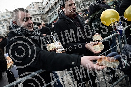 On the Republic Square held a traditional event Bakers' Union of Serbia and crushing Christmas cesnica (Serbian traditional cake)Na Trgu Republike odrzana tradicionalna manifestacija Unije pekara Srbije i lomljenje Bozicne cesnica (Srpska tradiciona