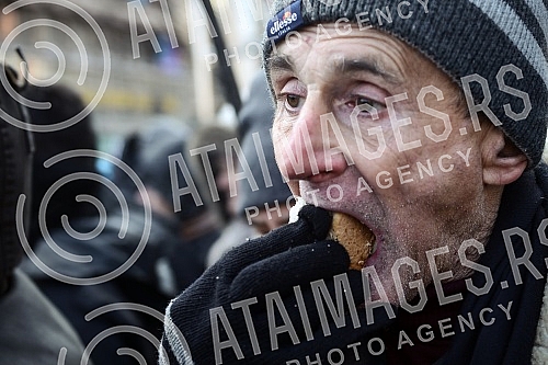 On the Republic Square held a traditional event Bakers' Union of Serbia and crushing Christmas cesnica (Serbian traditional cake)Na Trgu Republike odrzana tradicionalna manifestacija Unije pekara Srbije i lomljenje Bozicne cesnica (Srpska tradiciona