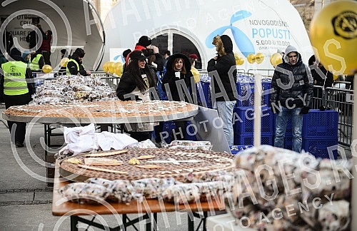 On the Republic Square held a traditional event Bakers' Union of Serbia and crushing Christmas cesnica (Serbian traditional cake)Na Trgu Republike odrzana tradicionalna manifestacija Unije pekara Srbije i lomljenje Bozicne cesnica (Srpska tradiciona