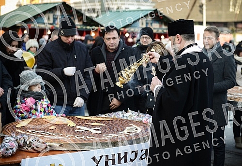 On the Republic Square held a traditional event Bakers' Union of Serbia and crushing Christmas cesnica (Serbian traditional cake)Na Trgu Republike odrzana tradicionalna manifestacija Unije pekara Srbije i lomljenje Bozicne cesnica (Srpska tradiciona