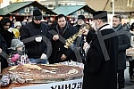 On the Republic Square held a traditional event Bakers' Union of Serbia and crushing Christmas cesnica (Serbian traditional cake)Na Trgu Republike odrzana tradicionalna manifestacija Unije pekara Srbije i lomljenje Bozicne cesnica (Srpska tradiciona