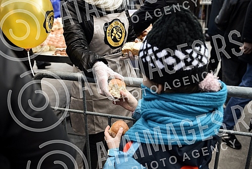 On the Republic Square held a traditional event Bakers' Union of Serbia and crushing Christmas cesnica (Serbian traditional cake)Na Trgu Republike odrzana tradicionalna manifestacija Unije pekara Srbije i lomljenje Bozicne cesnica (Srpska tradiciona