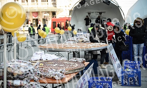 On the Republic Square held a traditional event Bakers' Union of Serbia and crushing Christmas cesnica (Serbian traditional cake)Na Trgu Republike odrzana tradicionalna manifestacija Unije pekara Srbije i lomljenje Bozicne cesnica (Srpska tradiciona