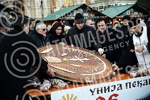 On the Republic Square held a traditional event Bakers' Union of Serbia and crushing Christmas cesnica (Serbian traditional cake)Na Trgu Republike odrzana tradicionalna manifestacija Unije pekara Srbije i lomljenje Bozicne cesnica (Srpska tradiciona