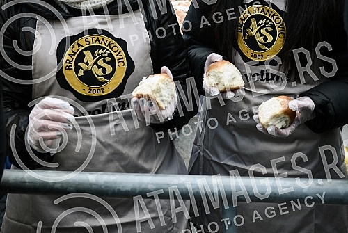 On the Republic Square held a traditional event Bakers' Union of Serbia and crushing Christmas cesnica (Serbian traditional cake)Na Trgu Republike odrzana tradicionalna manifestacija Unije pekara Srbije i lomljenje Bozicne cesnica (Srpska tradiciona