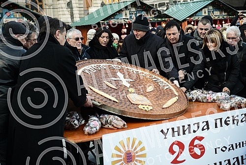 On the Republic Square held a traditional event Bakers' Union of Serbia and crushing Christmas cesnica (Serbian traditional cake)Na Trgu Republike odrzana tradicionalna manifestacija Unije pekara Srbije i lomljenje Bozicne cesnica (Srpska tradiciona