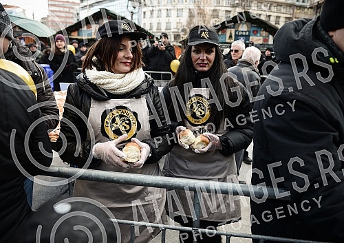 On the Republic Square held a traditional event Bakers' Union of Serbia and crushing Christmas cesnica (Serbian traditional cake)Na Trgu Republike odrzana tradicionalna manifestacija Unije pekara Srbije i lomljenje Bozicne cesnica (Srpska tradiciona